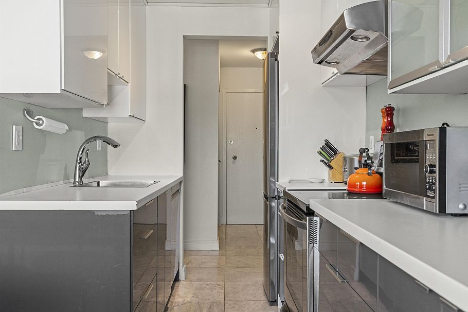 307 2335 York Avenue Vancouver, BC - 4
