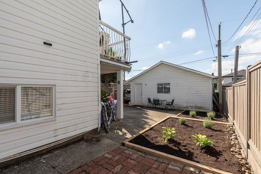 380 E 58th Avenue Vancouver, BC - 18
