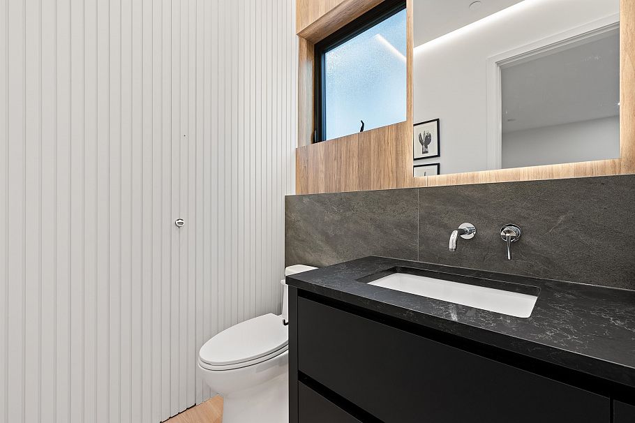 1 5034 Granville Street Vancouver, BC - 32