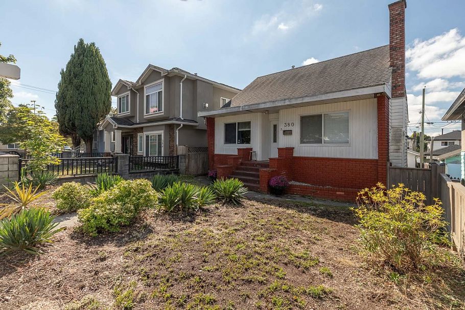 380 E 58th Avenue Vancouver, BC - 2