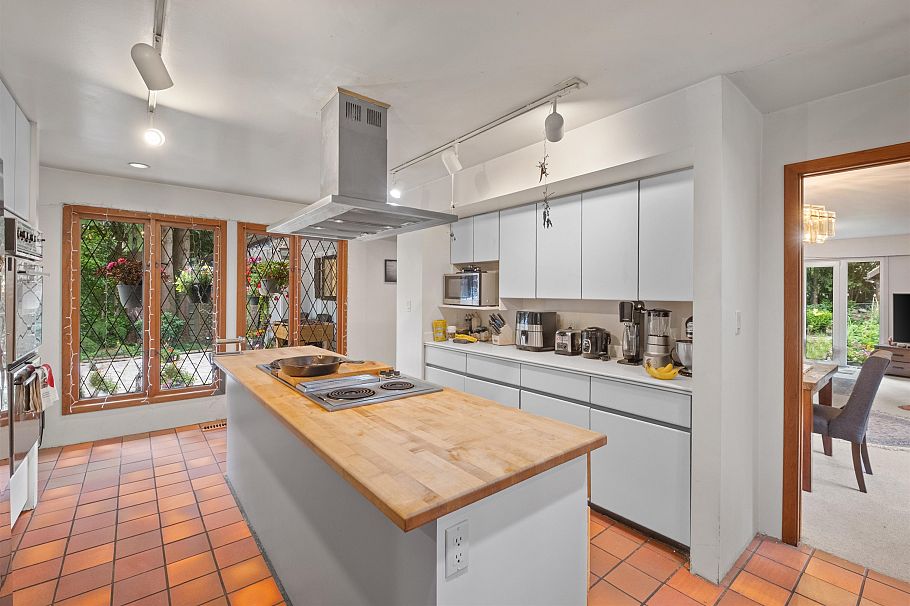 886 E 29th Street North Vancouver, BC - 11