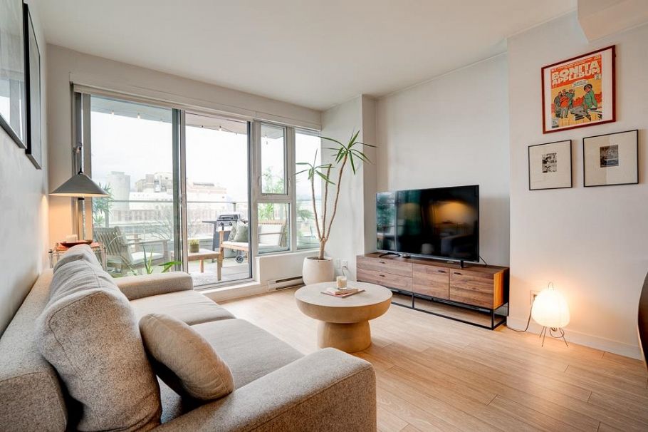 201 983 E Hastings Street Vancouver, BC - 4