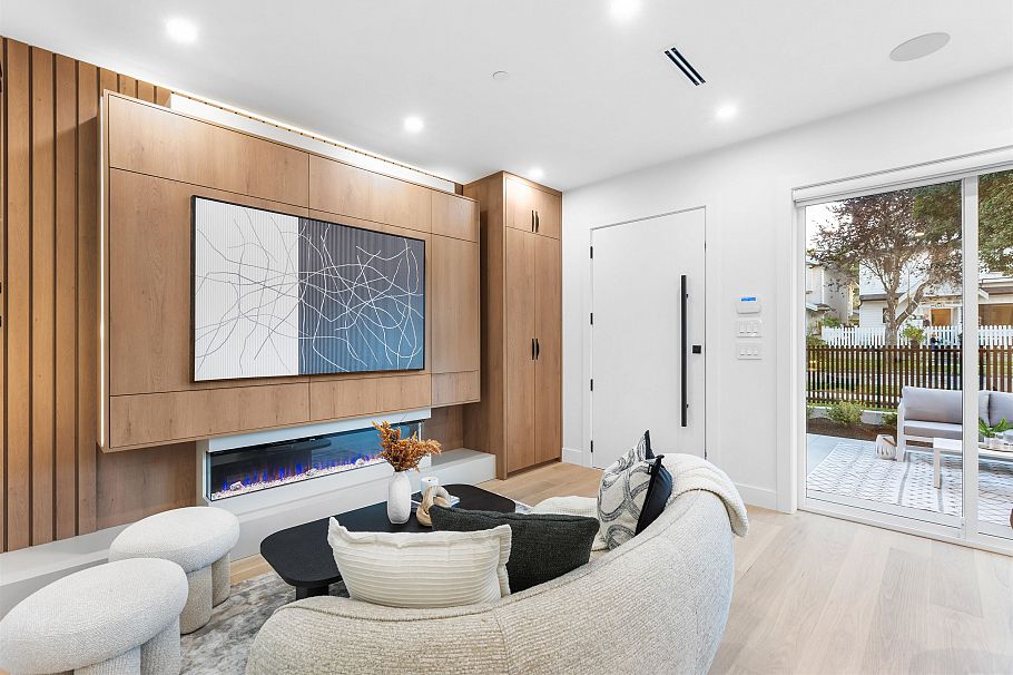 1 2435 Napier Street Vancouver, BC - 2