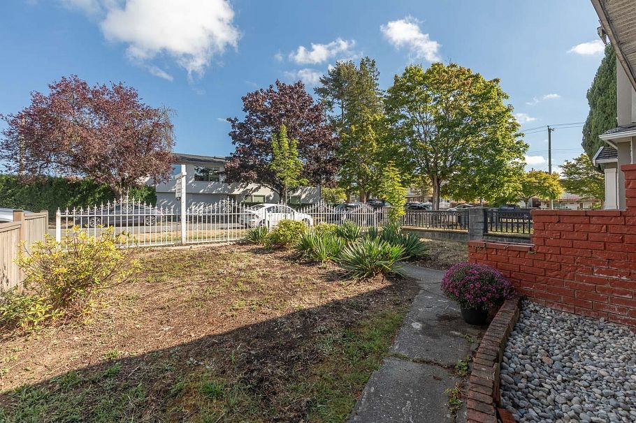 380 E 58th Avenue Vancouver, BC - 4