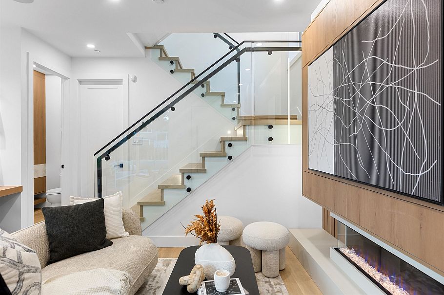 1 2435 Napier Street Vancouver, BC - 3