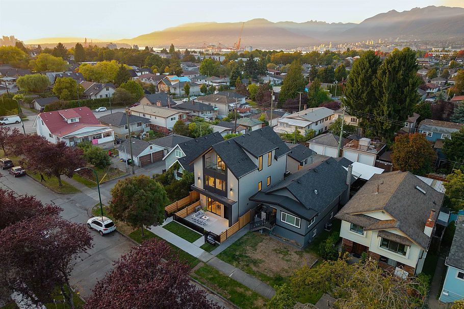 1 2435 Napier Street Vancouver, BC - 17