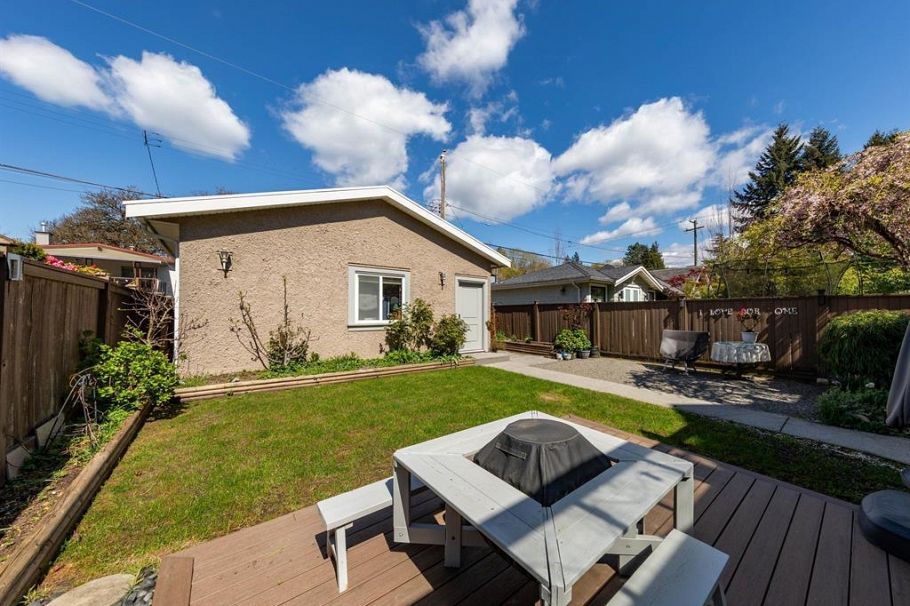 2911 W 35th Avenue Vancouver, BC - 35