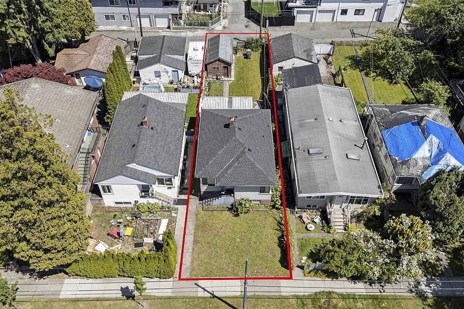 942 Nanaimo Street Vancouver, BC - 2