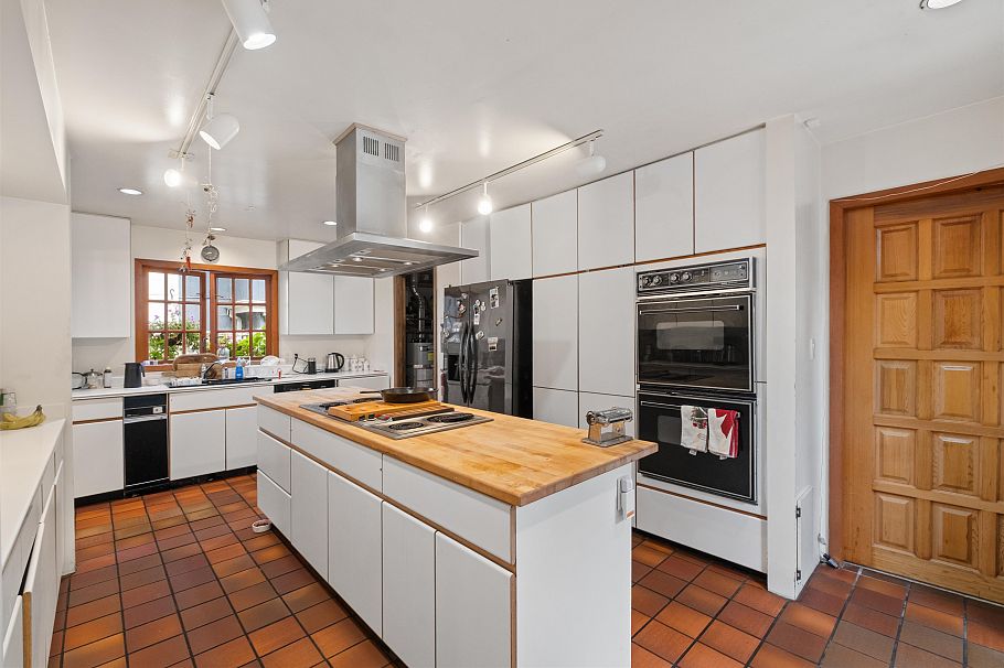 886 E 29th Street North Vancouver, BC - 9