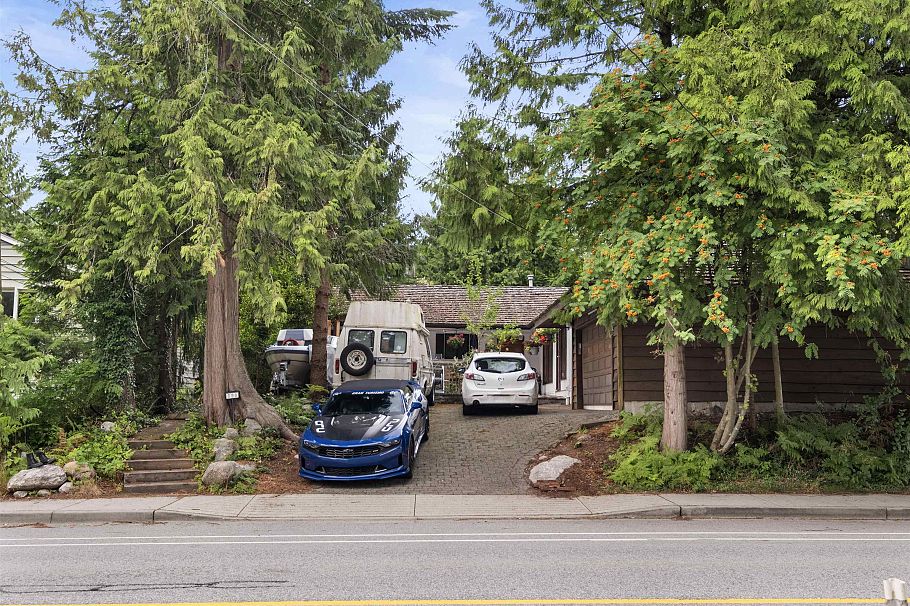 886 E 29th Street North Vancouver, BC - 28