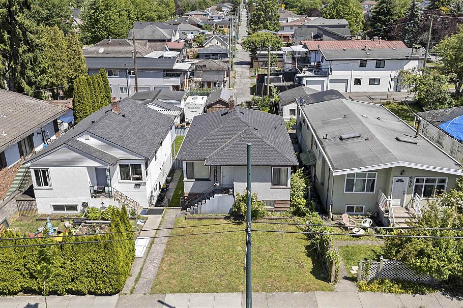 942 Nanaimo Street Vancouver, BC - 30