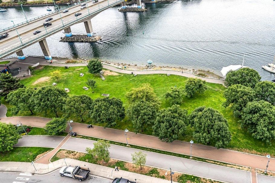 2105 1033 Marinaside Crescent Vancouver, BC - 13