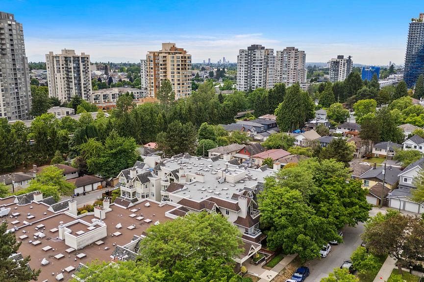 211 3628 Rae Avenue Vancouver, BC - 32