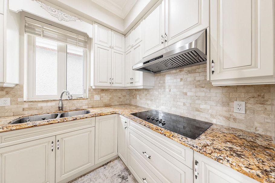 172 W 46th Avenue Vancouver, BC - 36