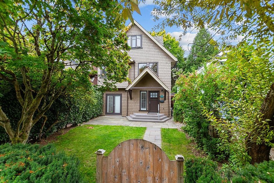 3488 W 3rd Avenue Vancouver, BC - 2