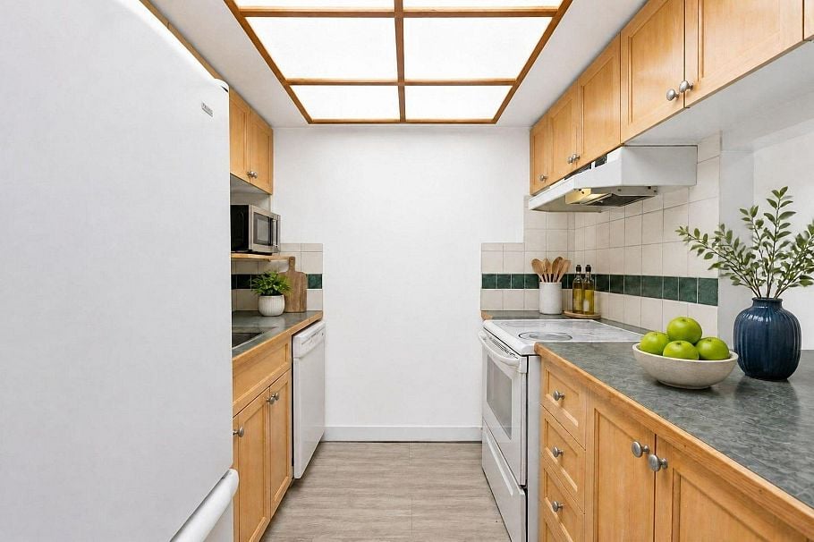 104 2181 Panorama Drive North Vancouver, BC - 2
