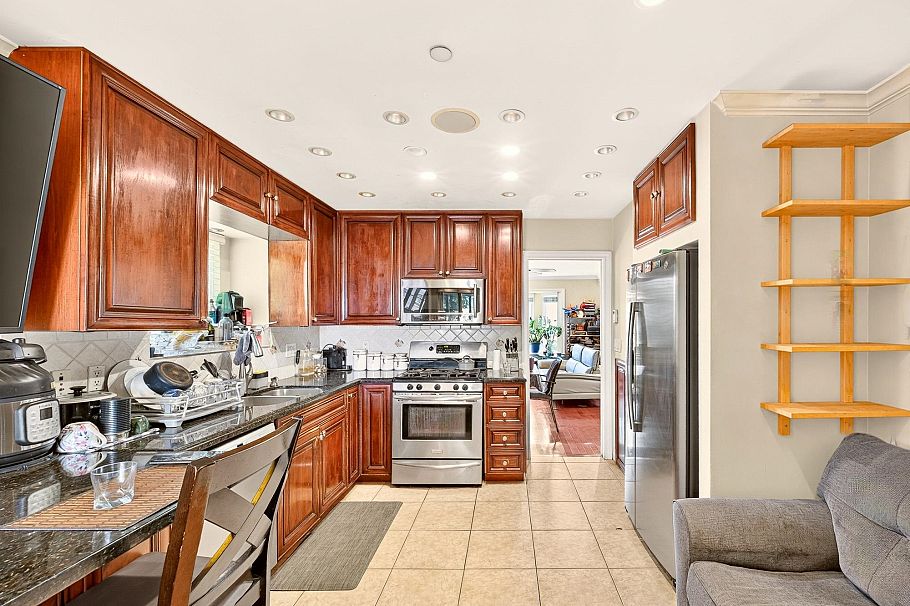 5009 Payne Street Vancouver, BC - 5