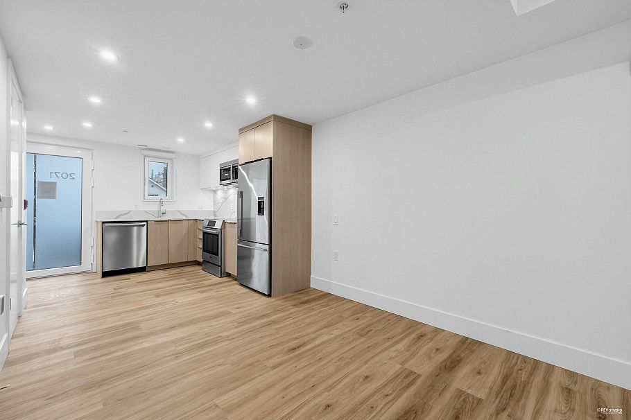 2071 E 1st Avenue Vancouver, BC - 9