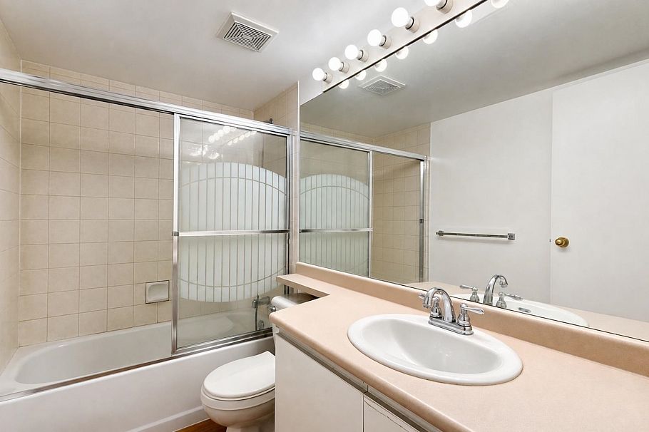 1 2528 E Broadway Vancouver, BC - 17