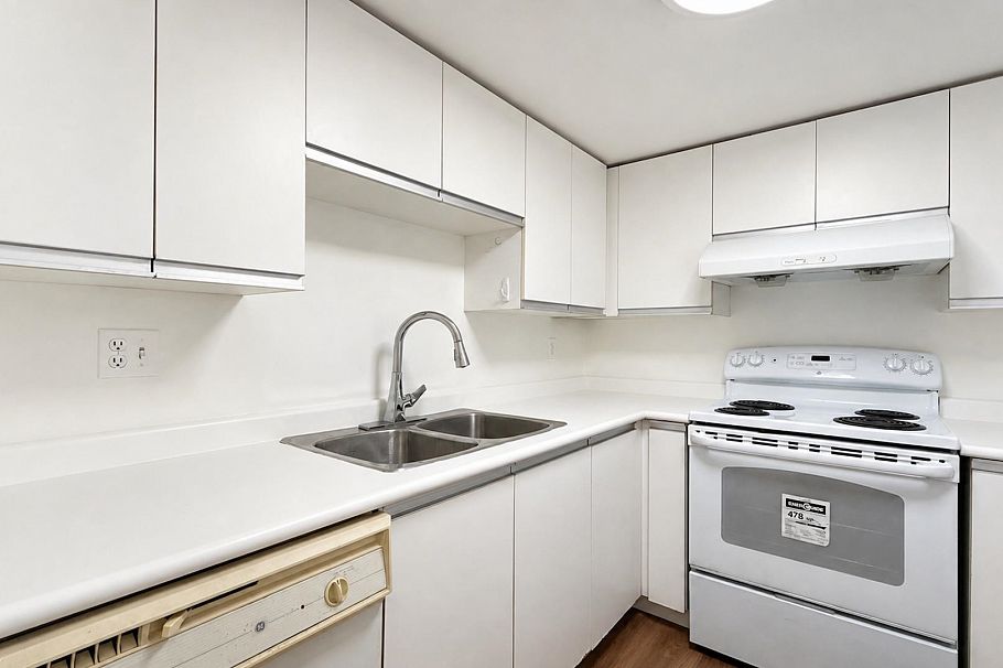 1 2528 E Broadway Vancouver, BC - 10