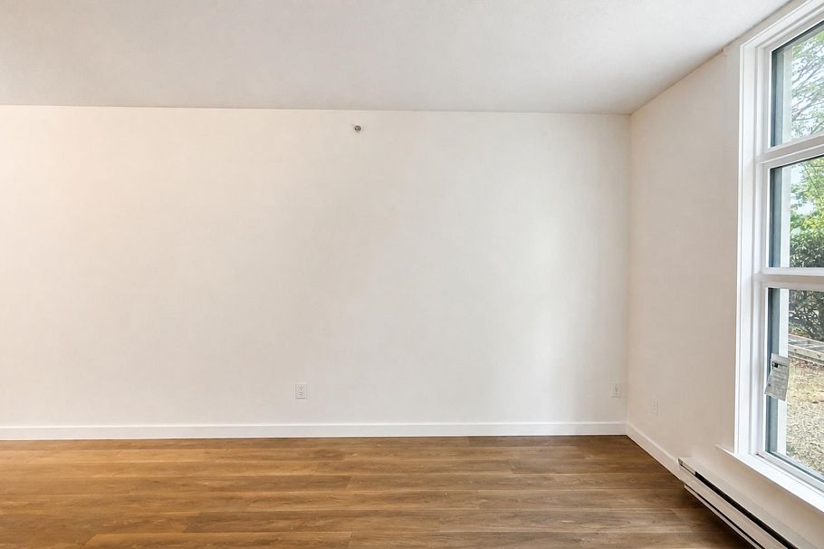 1 2528 E Broadway Vancouver, BC - 5