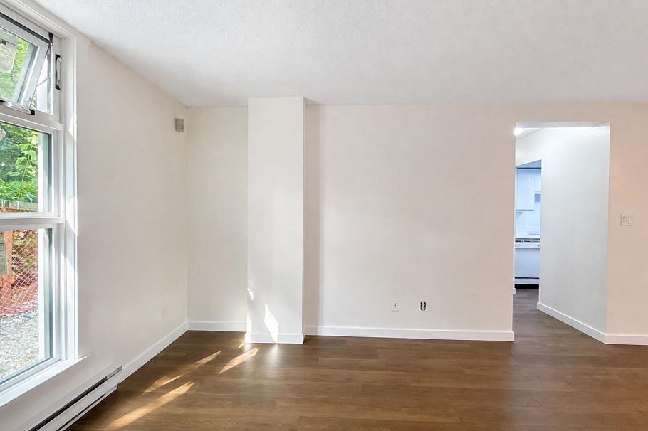 1 2528 E Broadway Vancouver, BC - 4
