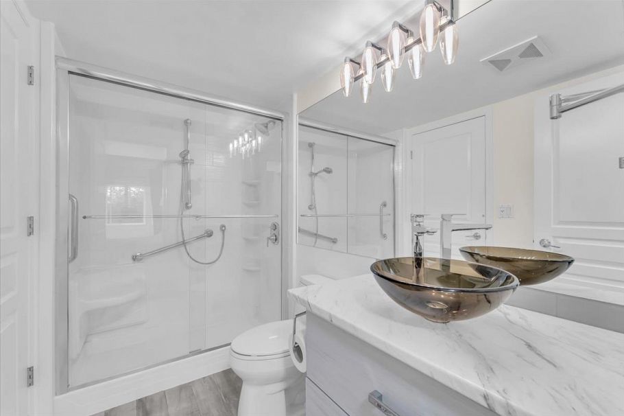 208 333 E 1st Street North Vancouver, BC - 21