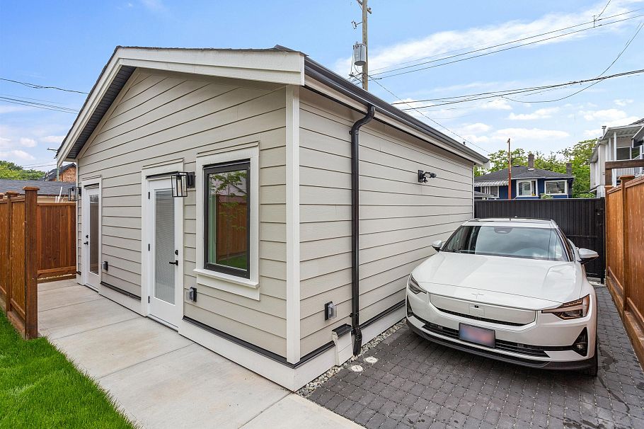 1 2258 Napier Street Vancouver, BC - 27