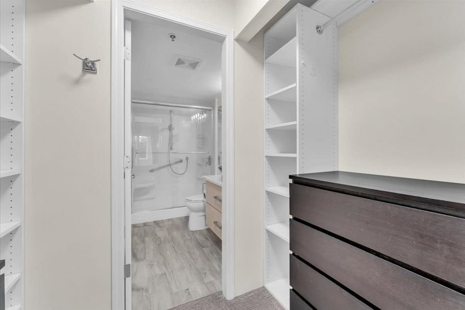 208 333 E 1st Street North Vancouver, BC - 20