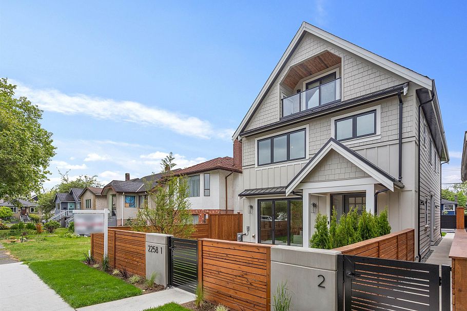 2 2258 Napier Street Vancouver, BC - 2