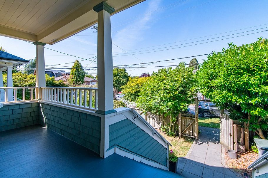 816 E 30th Avenue Vancouver, BC - 3