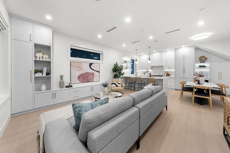 1 1582 E 2nd Avenue Vancouver, BC - 2