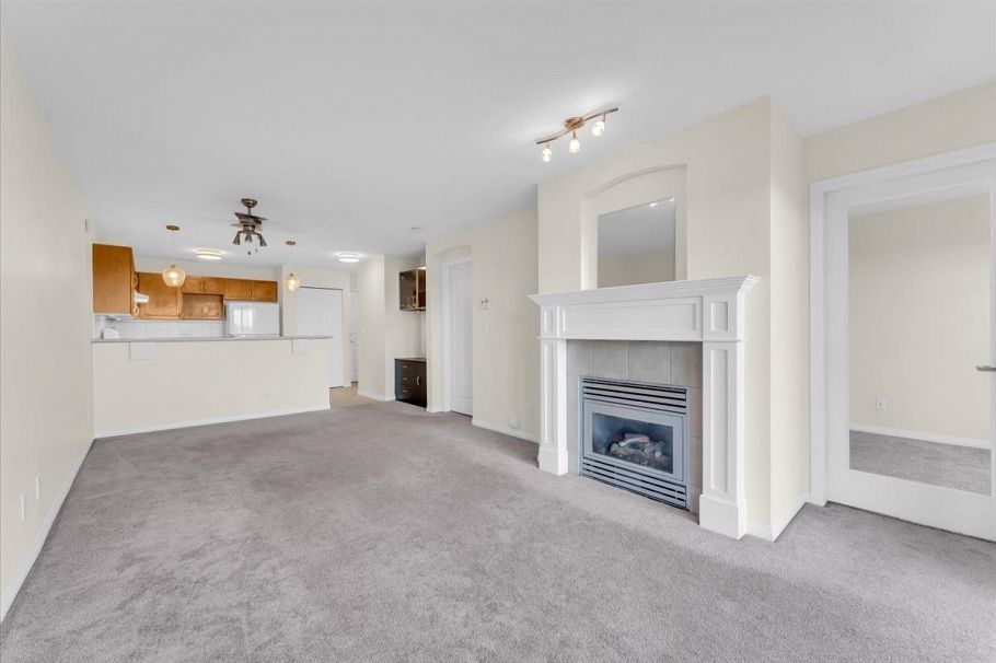 208 333 E 1st Street North Vancouver, BC - 11