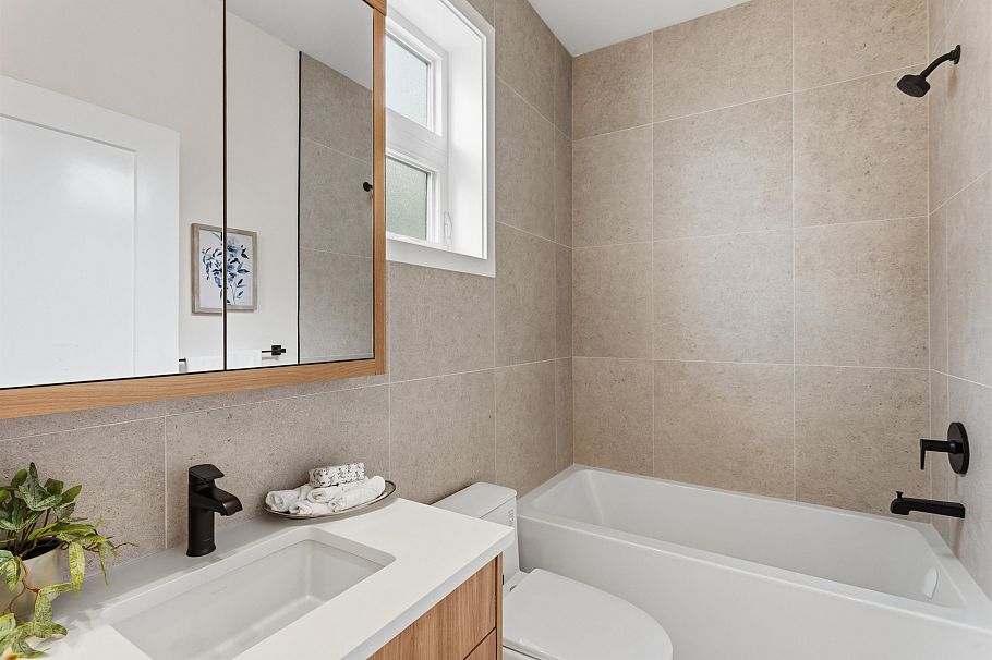 1 2258 Napier Street Vancouver, BC - 19