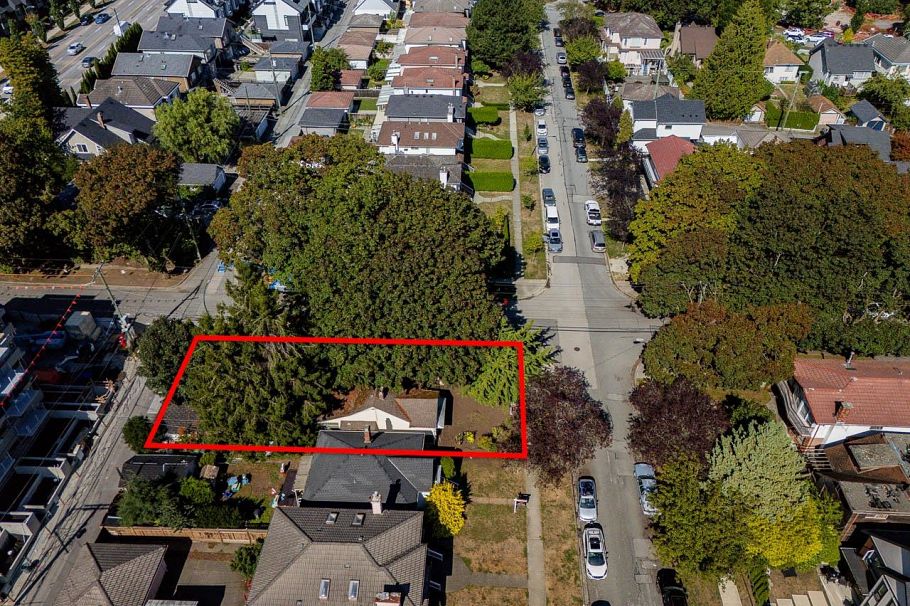 970 W 64th Avenue Vancouver, BC - 2
