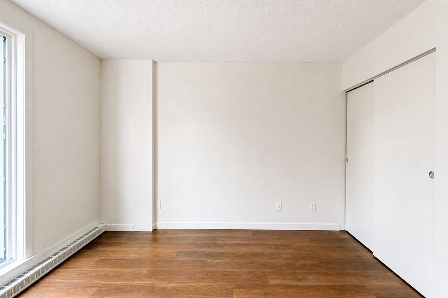 1 2528 E Broadway Vancouver, BC - 16