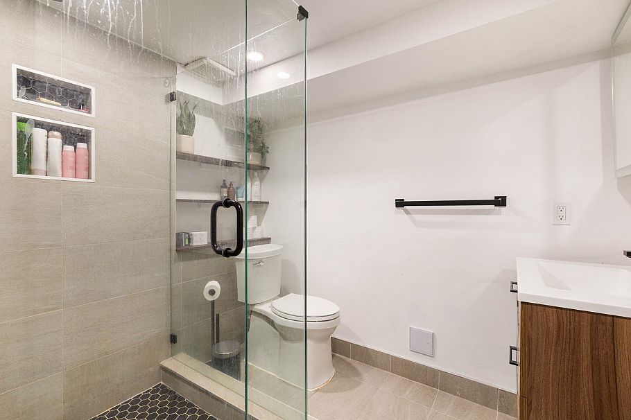 3172 E 2nd Avenue Vancouver, BC - 32