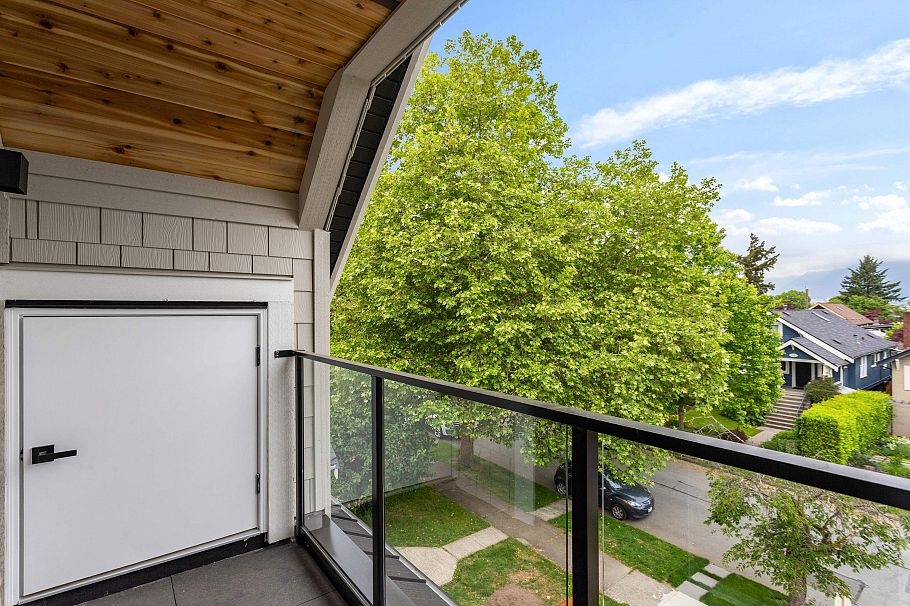 1 2258 Napier Street Vancouver, BC - 23