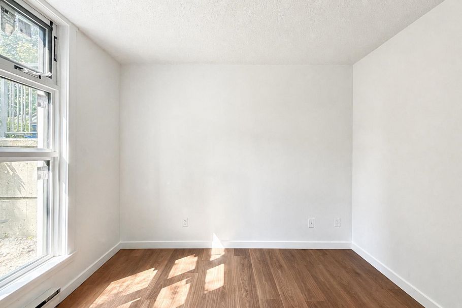 1 2528 E Broadway Vancouver, BC - 14