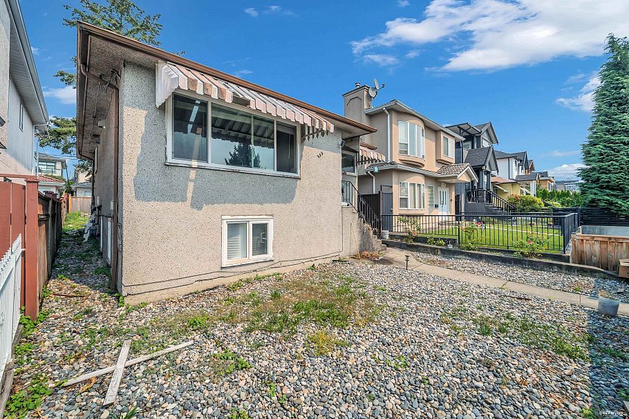 425 E 57th Avenue Vancouver, BC - 3