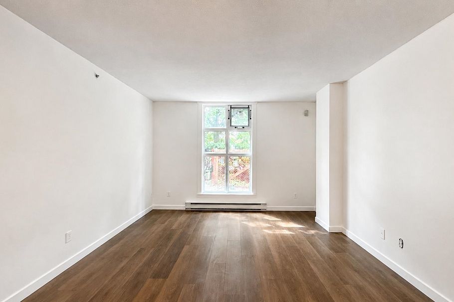 1 2528 E Broadway Vancouver, BC - 2