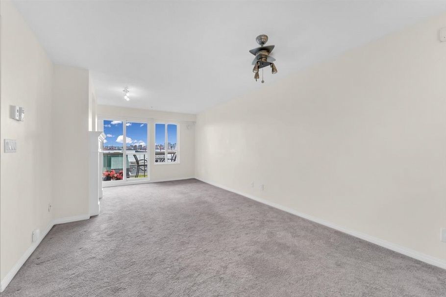 208 333 E 1st Street North Vancouver, BC - 4