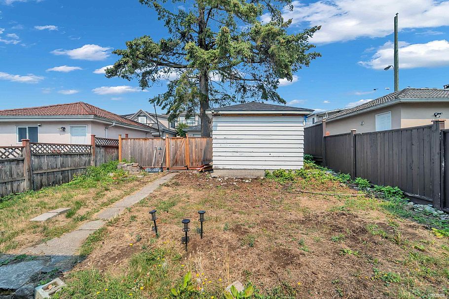 425 E 57th Avenue Vancouver, BC - 1