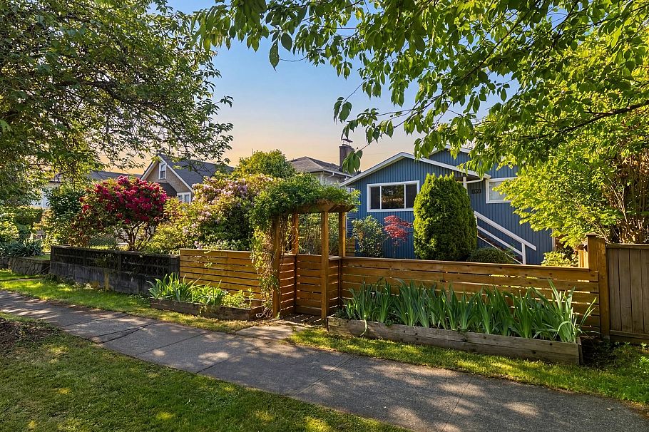 3172 E 2nd Avenue Vancouver, BC - 1