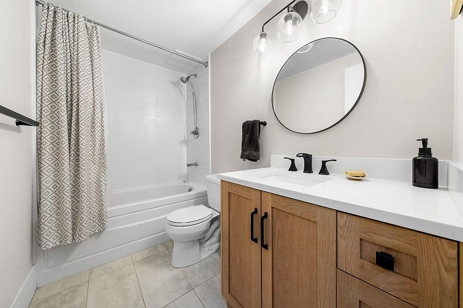 202 1610 Chesterfield Avenue North Vancouver, BC - 22