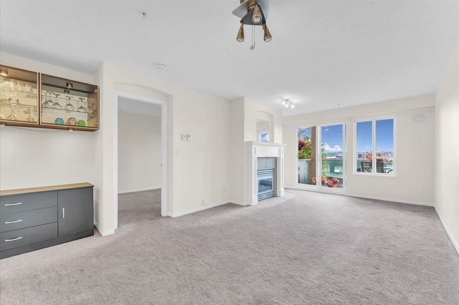208 333 E 1st Street North Vancouver, BC - 13