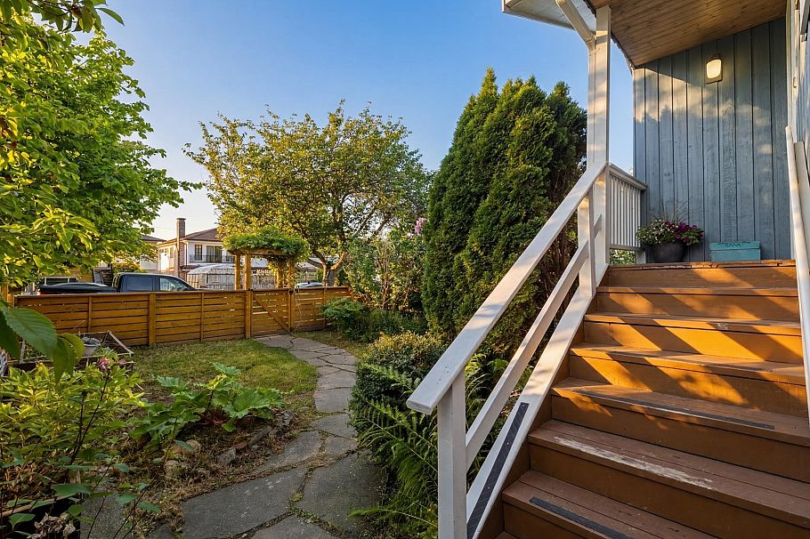 3172 E 2nd Avenue Vancouver, BC - 4