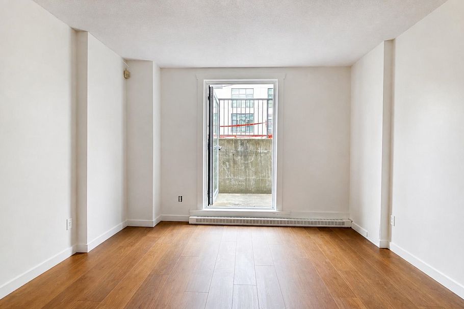 1 2528 E Broadway Vancouver, BC - 15