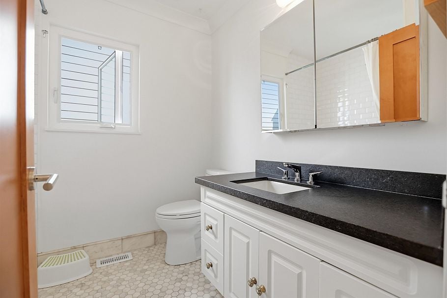 375 E 28th Avenue Vancouver, BC - 19