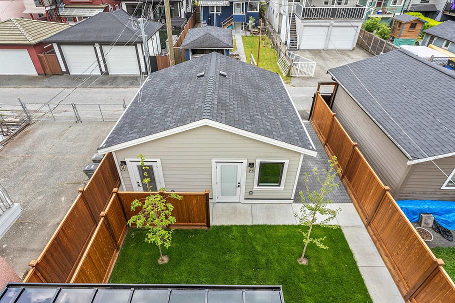 2 2258 Napier Street Vancouver, BC - 22